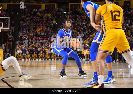 Der UCLA Bruins-Wachmann Brandon Williams (5) fährt in der zweiten Hälfte des NCAA-Basketballspiels gegen Arizona State in Tempe, Arizona, am Mittwoch, den 17. Januar 2024 in Richtung Korb. Die UCLA besiegte Arizona State 68–66. (Thomas Fernandez/Image of Sport) Stockfoto