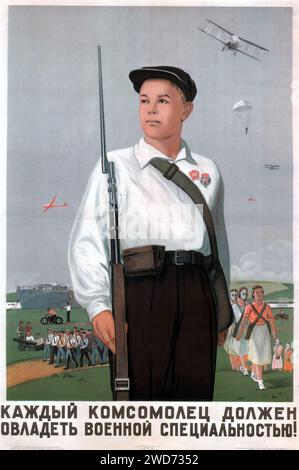 Jeder junge Kommunist muss eine militärische Fähigkeit erwerben - Vintage sowjetische Werbung und Propaganda - "Каждый комсомолец должен овладеть военной специальностью!" - "Jedes Komsomol-Mitglied muss ein militärisches Spezialgebiet beherrschen!" Das Bild zeigt einen jungen Mann in einer Kappe, der ein Gewehr hält, mit Flugzeugen und Fallschirmen am Himmel hinter ihm und eine Gruppe von Komsomol-Mitgliedern, die zuschauen. Der Stil ist repräsentativ für den sozialistischen Realismus, mit einer idealisierten, realistischen Darstellung der Themen, um den Betrachter zu inspirieren und zu erziehen. Stockfoto