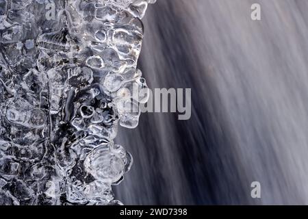 Eine Nahaufnahme der Eiszapfen an einem kleinen Wasserfall auf Salt Spring Island, BC Kanada Stockfoto