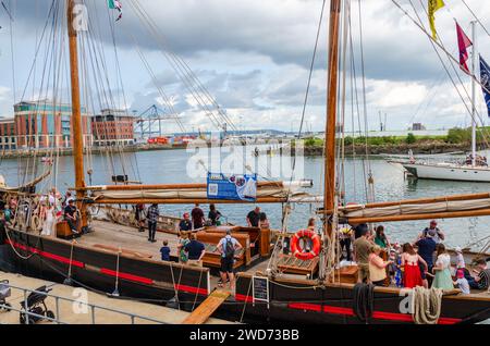 Belfast, County Antrim NI, 09. September 2023 - das Ausbildungsschiff Tall Ship Leader legte im Belfast Dock an, mit Besatzung und Besuchern an Bord Stockfoto