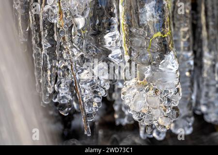 Eine Nahaufnahme der Eiszapfen an einem kleinen Wasserfall auf Salt Spring Island, BC Kanada Stockfoto