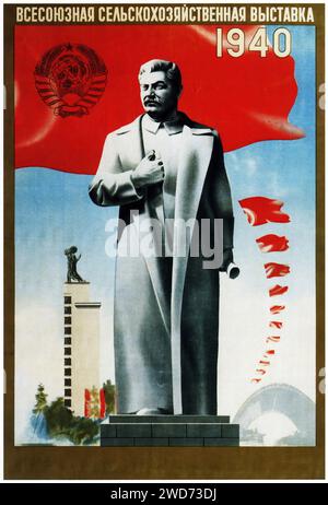 Viktor Klimashin. All-Union Landwirtschaftsausstellung. 1940 - Vintage sowjetische Werbung und Propaganda - 1940 "All-Union Agricultural Exhibition 1940" Dies ist ein Werbeplakat für die All-Union Agricultural Exhibition 1940 mit einer skulpturähnlichen Darstellung von Joseph Stalin vor einer sowjetischen Flagge, mit einer Landwirtschafts- und Industrieausstellung im Hintergrund. Es ist in der für die Sowjetzeit typischen sozialrealistischen Kunst gestaltet, mit kräftigen Farben und heldenhaften Bildern. Stockfoto