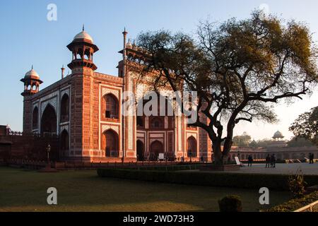 Drawaza –e – Rauza, das Tor des Taj Mahal Mausoleums ist ein zweistöckiges Gebäude aus rotem Sandstein, das in den Jahren 1632–1638 erbaut wurde. Agra, UP, Indien. Stockfoto