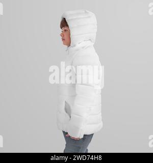 Modell einer warmen Winterjacke auf einem Mädchen in Kapuze, Seitenansicht. Vorlage für Oberbekleidung für Design, Branding, kommerzielle Verwendung. Kinderbekleidung für Outdoor-Aktivitäten Stockfoto