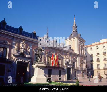 ESTATUA DE DON ALVARO BAZAN MARQUES DE SANTA CRUZ FRENTE AL AYUNTAMIENTO DE MADRID. Verfasser: MARIANO BENLLIURE. LAGE: PLAZA DE LA VILLA. MADRID. SPANIEN. ALVARO DE BAZAN-MARQUES DE SANTA CRUZ. Stockfoto