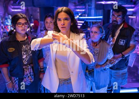 GEORGE LOPEZ, ELPIDIA CARRILLO, ADRIANA BARRAZA, BELISSA ESCOBEDO UND BRUNA MARQUEZINE IN BLUE BEETLE (2023) UNTER DER REGIE VON ANGEL MANUEL SOTO. Gutschrift: DC Entertainment/Warner Bros. / Album Stockfoto