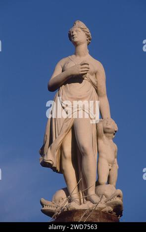 ESTATUA DE LA MARIBLANCA - REPLICA DE LA ORIGINAL QUE SE ENCUENTRA EN EL MUSEO MUNICIPAL. Autor: LUDOVICO TURCHO o TURQUI (1560-1627). Position: SONNENKLAPPE. MADRID. SPANIEN. Stockfoto