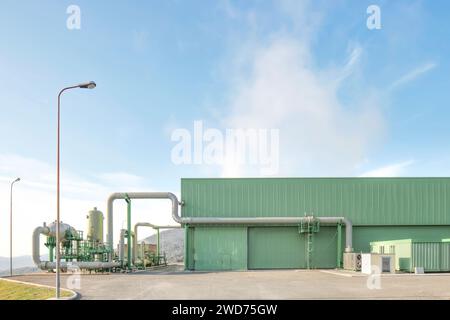 Ein Dampf aus einem kleinen geothermischen Kraftwerk in Larderello, Toskana, Italien. Geothermie ist eine alternative und nachhaltige Form Stockfoto