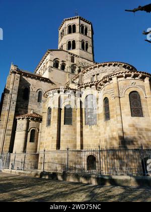 Die Abteikirche Saint-Austremoine in Issoire. Die größte romanische Kirche in der Lower Auvergne, Frankreich Stockfoto