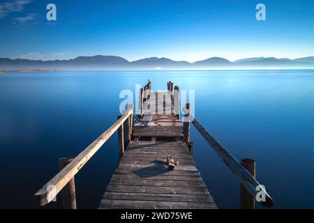 Holzpier oder Steg auf dem See bei Sonnenaufgang. Massaciuccoli-See, Torre del Lago Puccini, Versilia, Toskana, Italien, Europa Stockfoto