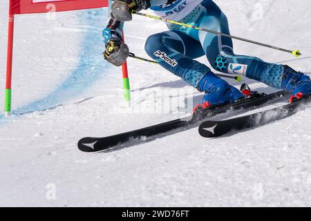 Crop-up-Ansicht Skiläufer Sportler Skifahren auf einer alpinen Skipiste Stockfoto