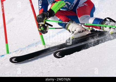 Blick aus der Nähe auf Skiläufer auf einer alpinen Skipiste Stockfoto