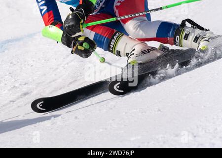 Crop-up-Ansicht Bergläufer Sportler Skifahren auf einer alpinen Skipiste Stockfoto