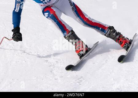 Blick aus der Nähe auf Skiläufer auf einer alpinen Skipiste Stockfoto