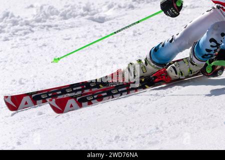 Blick aus der Nähe auf Skiläufer, die auf einer alpinen Skipiste fahren Stockfoto