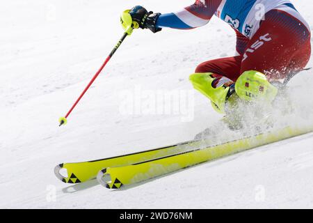 Crop-up-Ansicht Bergläufer Skifahren auf einer alpinen Skipiste Stockfoto