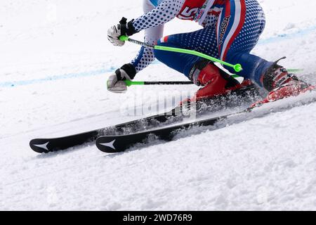 Blick aus der Nähe auf Skiläufer, die auf einer alpinen Skipiste fahren Stockfoto