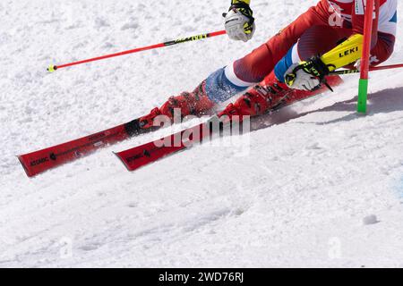 Blick aus der Nähe auf Skiläufer, die auf einer alpinen Skipiste fahren Stockfoto