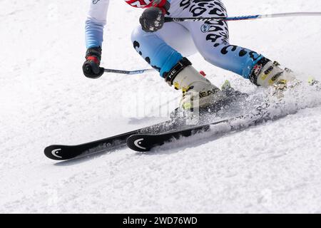 Blick aus der Nähe auf Skiläufer, die auf einer alpinen Skipiste fahren Stockfoto