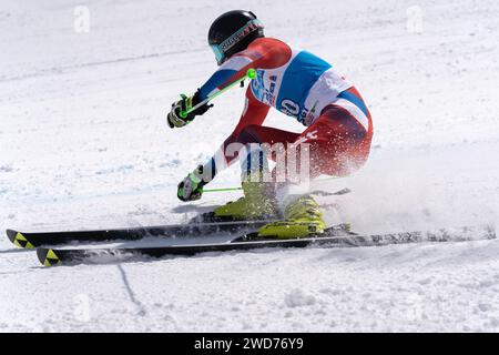 Blick aus der Nähe auf Skiläufer auf einer alpinen Skipiste Stockfoto