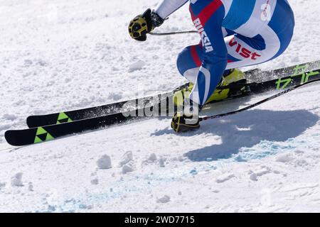 Blick aus der Nähe auf Skiläufer auf einer alpinen Skipiste Stockfoto