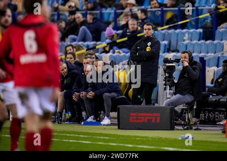 Arnheim, Niederlande. Januar 2024. ARNHEM, NIEDERLANDE - 18. JANUAR: Vierter Offizieller Robin Vereijken beim TOTO KNVB Cup Spiel zwischen Vitesse und AFC im GelreDome am 18. Januar 2024 in Arnheim, Niederlande. (Foto von Rene Nijhuis/Orange Pictures) Credit: dpa/Alamy Live News Stockfoto