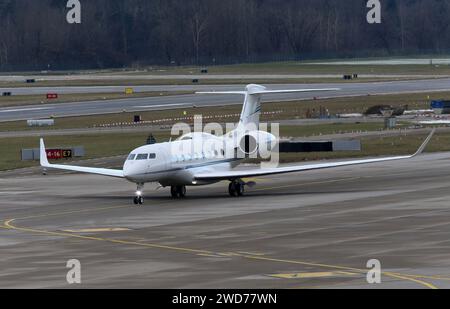 Während des Weltwirtschaftsforums WEF in Davos reisen zahlreiche Gäste mit privaten Geschäftsreiseflugzeugen auf dem Flughafen Zürich-Kloten ZRH an. Ein Geschäftsreiseflugzeug vom Typ Gulfstream G650ER mit der Registrierung N784AH USA eines privaten Besitzers auf dem Flughafen Zürich. *** Während des Weltwirtschaftsforums WEF in Davos kommen zahlreiche Gäste in privaten Businessjets am Flughafen Zürich Kloten ZRH an, Einem Gulfstream G650ER Business Jet mit der Registrierung N784AH USA eines privaten Eigentümers am Flughafen Zürich Stockfoto