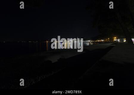 Nachtbild über dem Strand und der beleuchteten Stadt Fazana in Istrien im Sommer Stockfoto