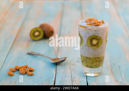 Pudding mit Kiwi und Chiasamen Stockfoto