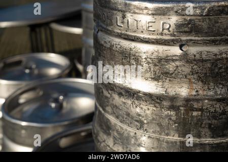 Große, beschädigte Metallbierfässer mit dem Text „50 Liter“ Stockfoto