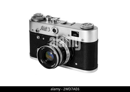 Alte Fotokamera FED-3 isoliert auf weißem Hintergrund, völlig scharf, da der Fokus gestapelt ist Stockfoto