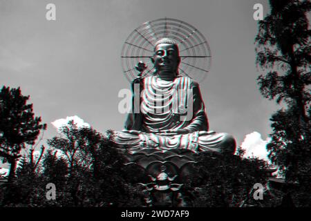 Statue des großen goldenen sitzenden Buddha in Dalat, Vietnam. Schwarzweißfoto mit 3D-Glitcheffekt Stockfoto