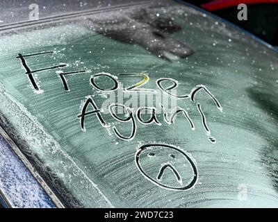 Sycamore Avenue, Godalming. Januar 2024. - 6C in den Home Countys heute Morgen, als die Auswirkungen des Kälteeinbruchs weiter beißen. Frost auf Autoscheiben in Godalming in Surrey. Quelle: james jagger/Alamy Live News Stockfoto