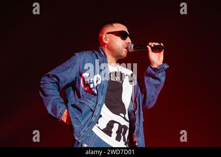 Neapel, Salerno, Italien. Januar 2024. Coez alias Silvano Albanese tritt während der „Lovebars Tour 2024“ live in Palapartenope am 18. Januar 2024 in Neapel, Italien auf (Bild: © Francesco Luciano/ZUMA Press Wire) NUR ZUR REDAKTIONELLEN VERWENDUNG! Nicht für kommerzielle ZWECKE! Stockfoto