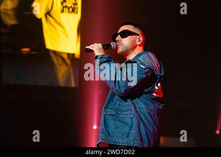 Neapel, Salerno, Italien. Januar 2024. Coez alias Silvano Albanese tritt während der „Lovebars Tour 2024“ live in Palapartenope am 18. Januar 2024 in Neapel, Italien auf (Bild: © Francesco Luciano/ZUMA Press Wire) NUR ZUR REDAKTIONELLEN VERWENDUNG! Nicht für kommerzielle ZWECKE! Stockfoto