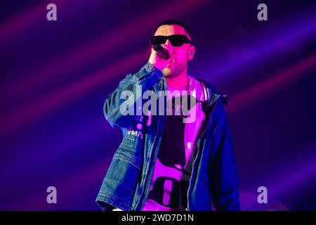 Neapel, Salerno, Italien. Januar 2024. Coez alias Silvano Albanese tritt während der „Lovebars Tour 2024“ live in Palapartenope am 18. Januar 2024 in Neapel, Italien auf (Bild: © Francesco Luciano/ZUMA Press Wire) NUR ZUR REDAKTIONELLEN VERWENDUNG! Nicht für kommerzielle ZWECKE! Stockfoto