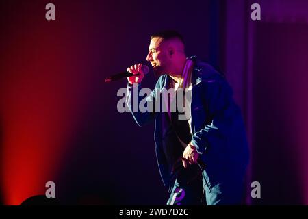 Neapel, Salerno, Italien. Januar 2024. Coez alias Silvano Albanese tritt während der „Lovebars Tour 2024“ live in Palapartenope am 18. Januar 2024 in Neapel, Italien auf (Bild: © Francesco Luciano/ZUMA Press Wire) NUR ZUR REDAKTIONELLEN VERWENDUNG! Nicht für kommerzielle ZWECKE! Stockfoto