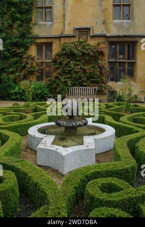 Sudeley Castle and Gardens, Winchcombe, Gloucestershire, Großbritannien; Blick auf den Knot Garden Stockfoto