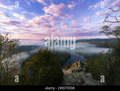 Blick auf die Moldau. Mäander aus Solenice, Foto der Luftdrohne, Tschechien Stockfoto