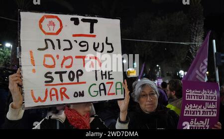 Eine Frau hält ein Schild mit der Aufschrift "stoppt den Krieg gegen Gaza", während israelische Friedensaktivisten am 18. Januar 2024 in Tel Aviv, Israel, an einem Antikriegsprotest teilnehmen, der zu einem Waffenstillstand und einer diplomatischen Lösung für den andauernden Krieg zwischen Israel und der Hamas aufruft. Stockfoto