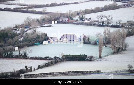 Brighton UK 19. Januar 2024 - die Preston Nomads Cricket-Plätze sind unter Devils Dyke entlang des South Downs Way nördlich von Brighton von Frost bedeckt, aber für die nächsten Tage wird mildes Wetter in Großbritannien prognostiziert: Credit Simon Dack / Alamy Live News Stockfoto