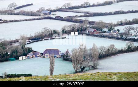 Brighton UK 19. Januar 2024 - die Preston Nomads Cricket-Plätze sind unter Devils Dyke entlang des South Downs Way nördlich von Brighton von Frost bedeckt, aber für die nächsten Tage wird mildes Wetter in Großbritannien prognostiziert: Credit Simon Dack / Alamy Live News Stockfoto