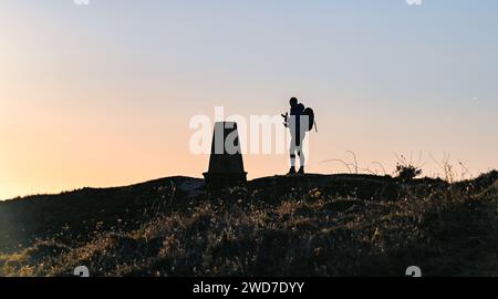 Brighton Großbritannien 19 Januar 2024 - Ein Wanderer hält an um die Aussicht am Devils Dyke entlang des South Downs Way nördlich von Brighton an einem weiteren frostigen Morgen zu genießen aber milderes Wetter wird für die nächsten Tage in Großbritannien prognostiziert : Credit Simon Dack / Alamy Live News Stockfoto