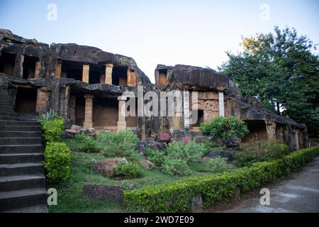 Architektonische Meisterwerke aus Stein: Exquisite Felsenhöhlen von Udayagiri & Khandagiri, Bhubaneswar, Odisha, Indien. Stockfoto