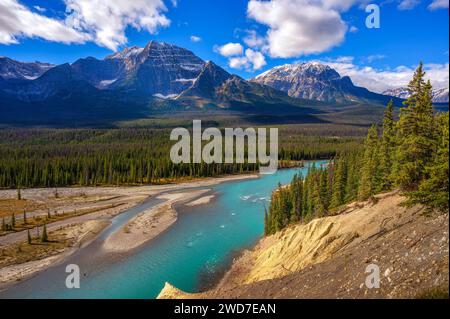 Malerischer Blick auf einen Fluss entlang des Icefields Parkway im Banff National Park, Kanada Stockfoto