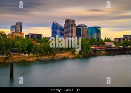 Sonnenuntergang über der Skyline von Sacramento und dem Sacramento River Stockfoto