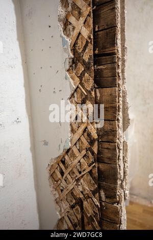 Alte Holzwand. Nahansicht. Echtes Foto. Vertikale Ansicht. Stockfoto
