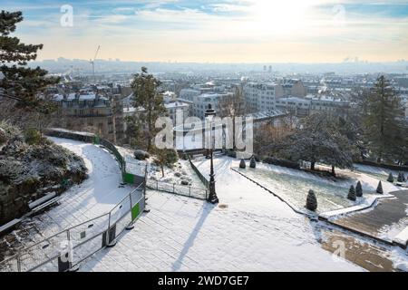 Paris, Frankreich, Luftaufnahme des Platzes Louise Michel in Montmartre unter Schnee, nur Editorial. Stockfoto