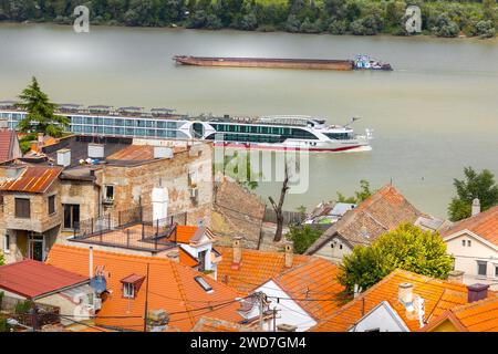 Belgrad, Serbien - 14. September 2023: Kreuzfahrtschiff, Bootstour auf der Donau, Hochwinkel Stockfoto