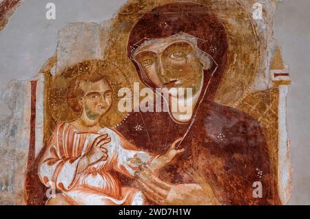 Madonna und Kind. Gotisches Fresko im byzantinischen Stil aus den 1300er oder 1400er Jahren in der Kirche oder Krypta von Santa Maria della Scala, einer „unteren Kirche“ unter der romanischen Kathedrale von Trani in Apulien, Italien. Die Kirche Santa Maria della Scala stammt heute aus den späten 1000er oder frühen 1100er Jahren und stammt aus der gleichen Zeit wie die Kathedrale, die Cattedrale di San Nicola Pellegrino oder die Basilica cattedrale di Santa Maria Assunta. Stockfoto